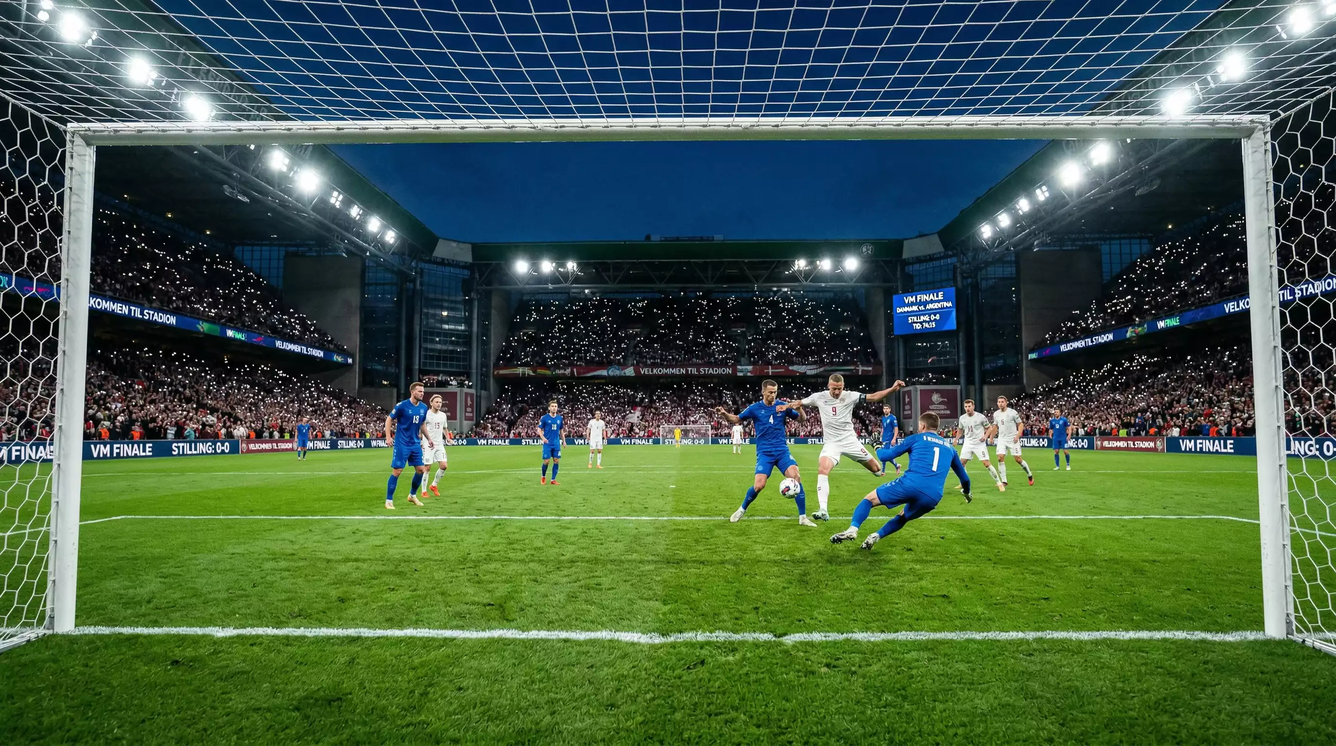 Fodboldstadion med tilskuertribuner og grøn bane under aftenkamp med projektørlys